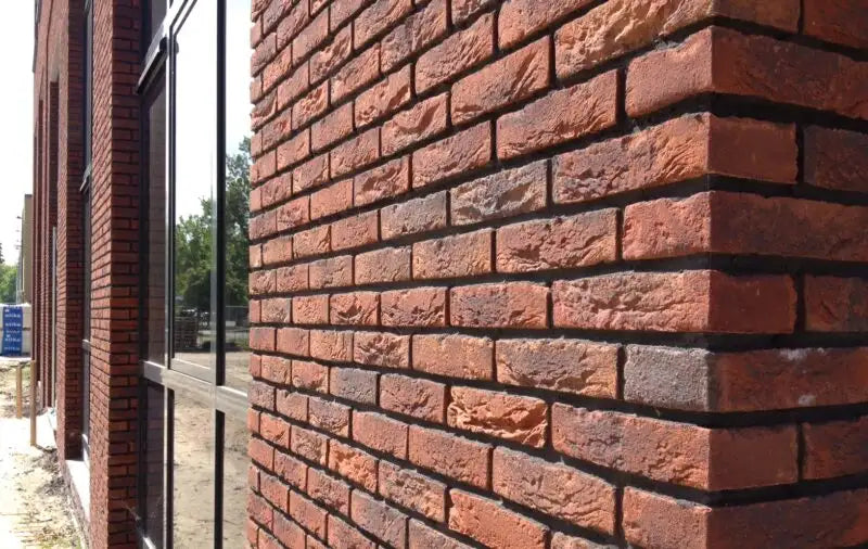 Cărămidă aparentă sau cărămidă klinker? Diferența reală și ce înseamnă pentru placarea ta