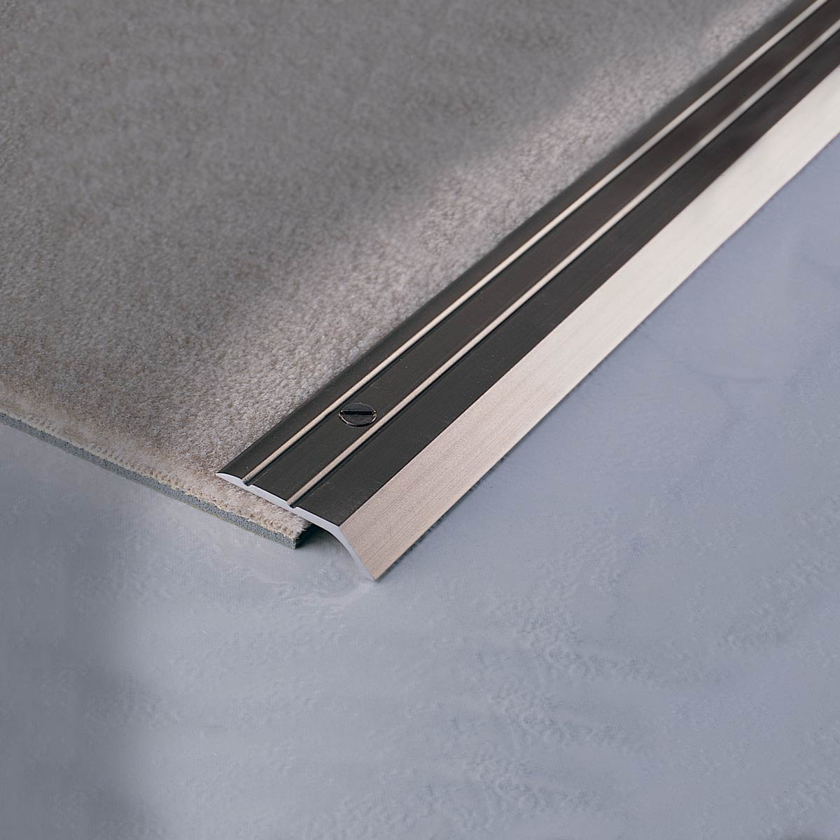Profile de trecere din alama pentru un design interior si arhitectura pentru pardoseala din gresie, parchet.